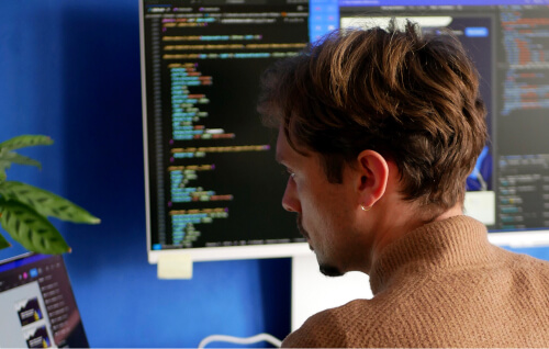 Photo du développeur web, David Daumer qui est entrain de tavailler sur un site web éco-conçu